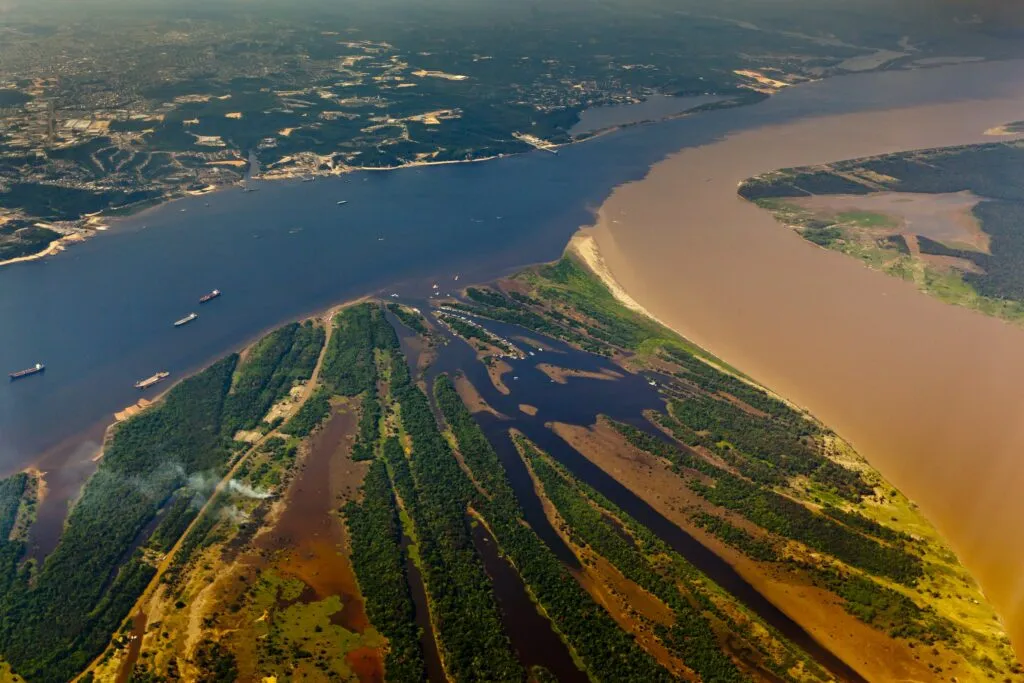 Descubra O Encontro das Águas, o fenômeno único onde os rios Tapajós e Amazonas se encontram. Conheça a importância cultural, ambiental e como aproveitar ao máximo sua visita a esse espetáculo natural.